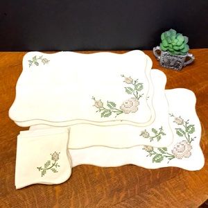 Vintage placemats and matching napkins